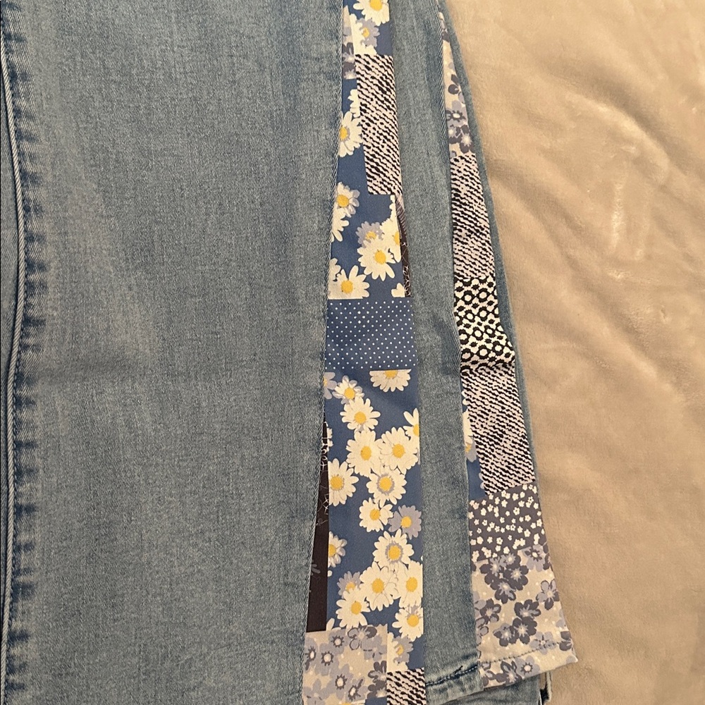 Women's Blue Jeans with Floral Accents DG2 16 - Picture 4 of 4